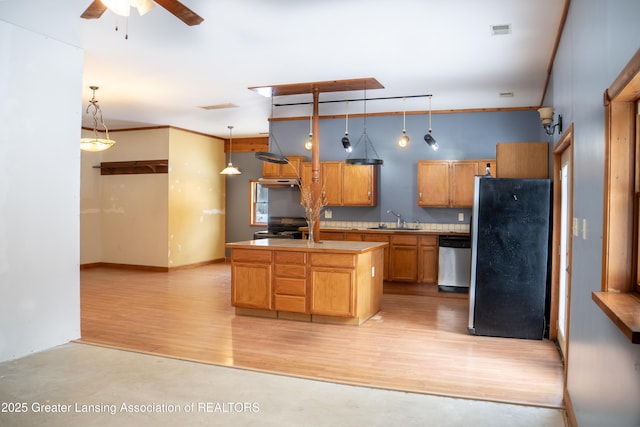 kitchen with sink, decorative light fixtures, appliances with stainless steel finishes, an island with sink, and light hardwood / wood-style floors