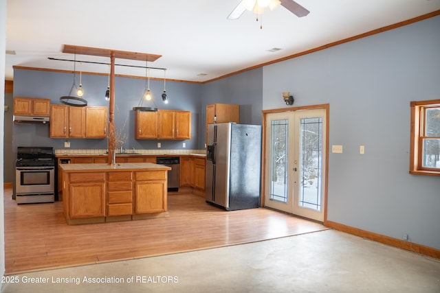 kitchen with french doors, crown molding, hanging light fixtures, an island with sink, and stainless steel appliances