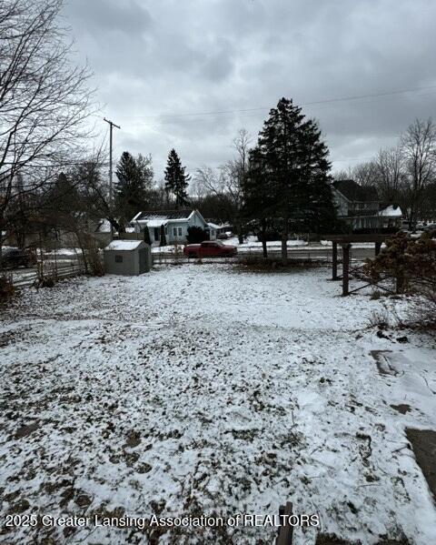 view of yard layered in snow