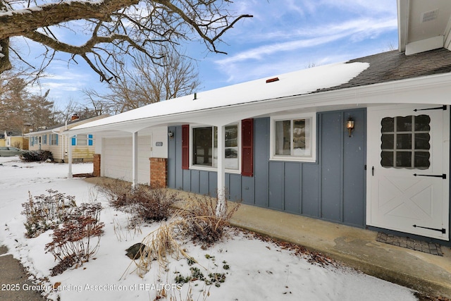 view of front of property featuring a garage