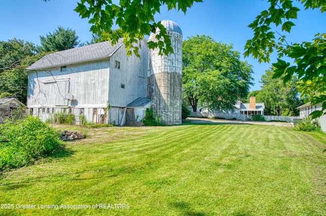 view of yard featuring an outbuilding and a barn