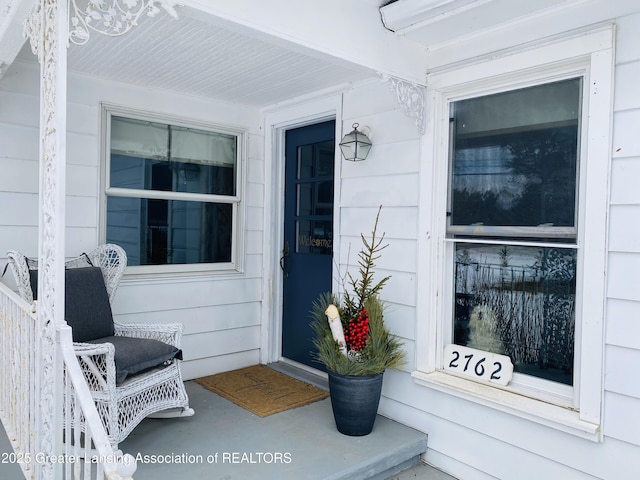 property entrance featuring a porch