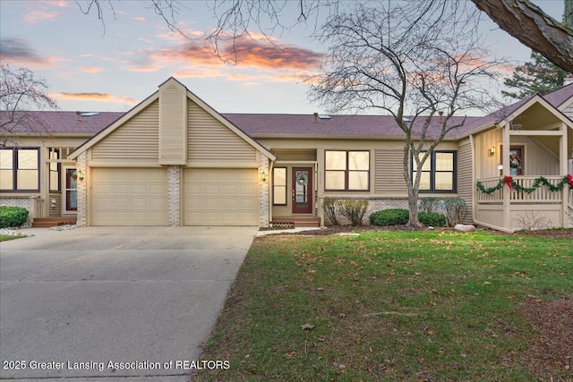 view of front facade featuring a garage and a lawn