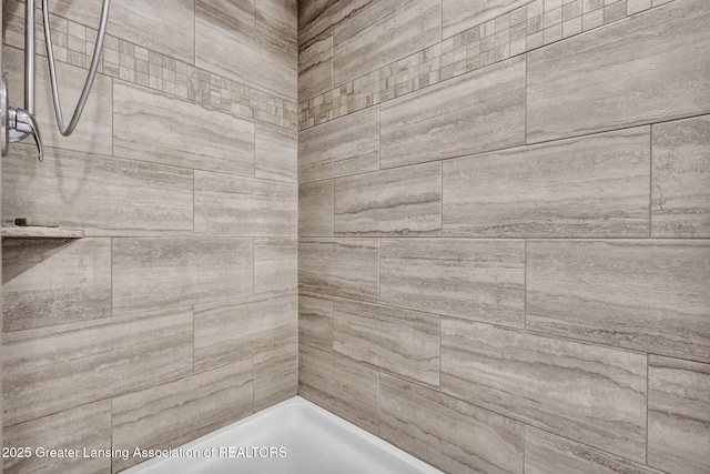 bathroom featuring tiled shower