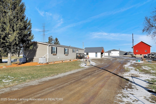 view of front of property featuring a front lawn