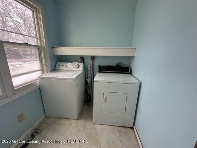 washroom with light tile patterned flooring and independent washer and dryer