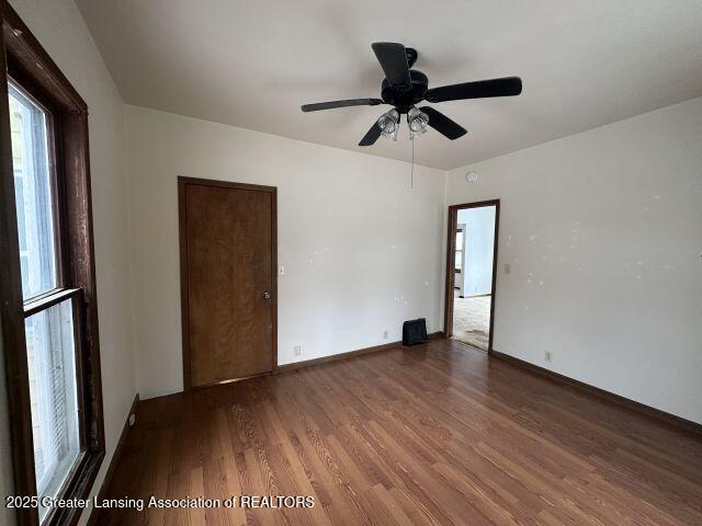 empty room featuring dark hardwood / wood-style floors and ceiling fan