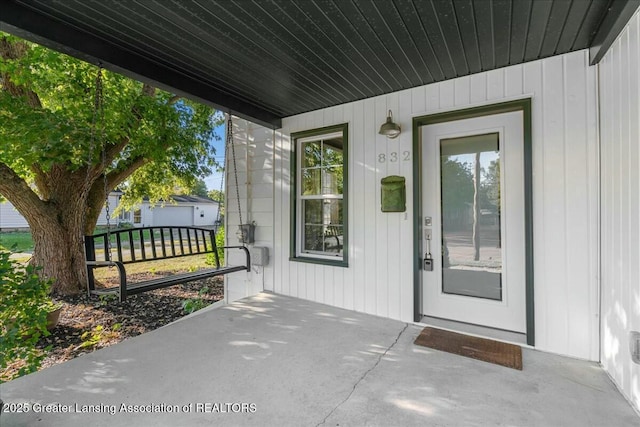 entrance to property featuring covered porch