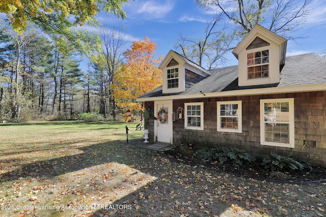 view of front of house featuring a front lawn