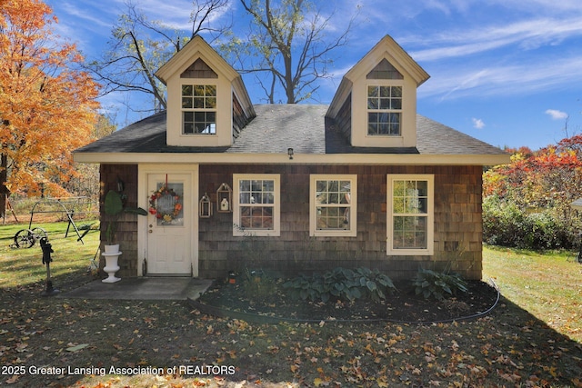 view of front facade with a front yard