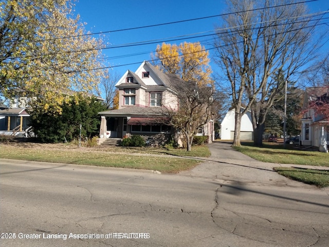 view of front facade with a front yard