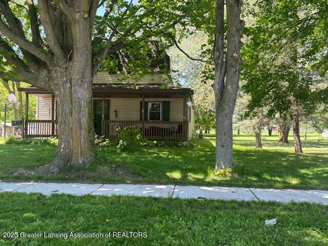 view of front of property with a porch and a front yard