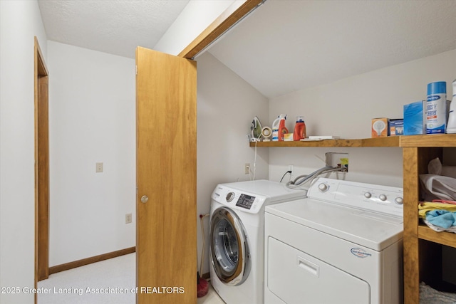 washroom featuring a textured ceiling and independent washer and dryer