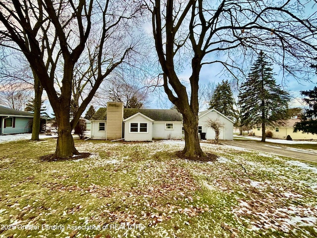 view of front facade featuring a front yard