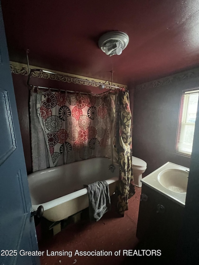 full bathroom featuring shower / bathtub combination with curtain, vanity, and toilet