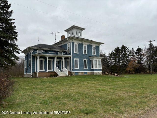 italianate home featuring a front lawn