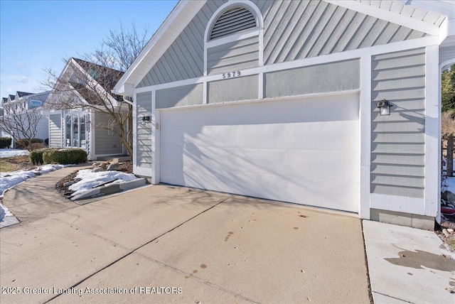 view of front facade featuring a garage