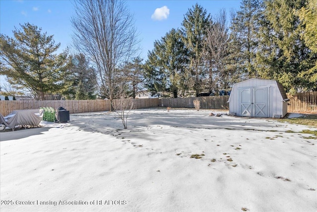 view of yard featuring a storage unit