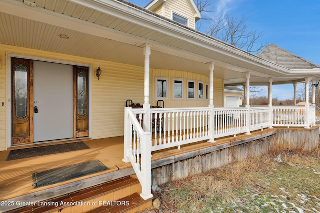 property entrance featuring a porch