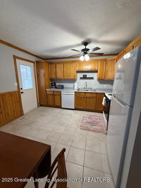 kitchen featuring ceiling fan, sink, a textured ceiling, and white appliances