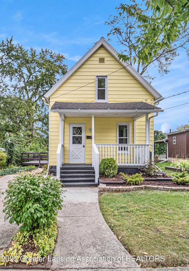 bungalow-style home featuring a front lawn and a porch