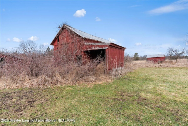 view of outdoor structure with an outbuilding