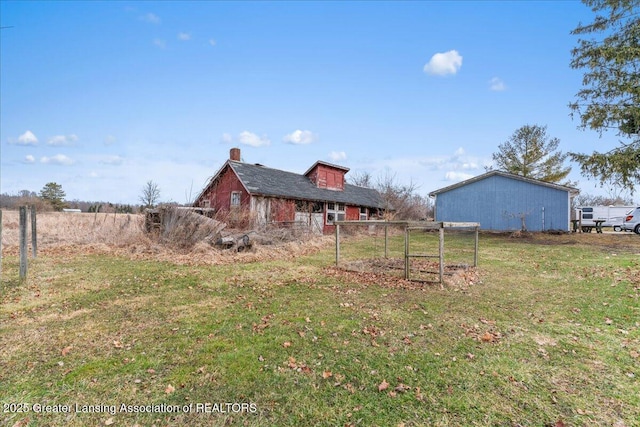 view of yard with an outbuilding