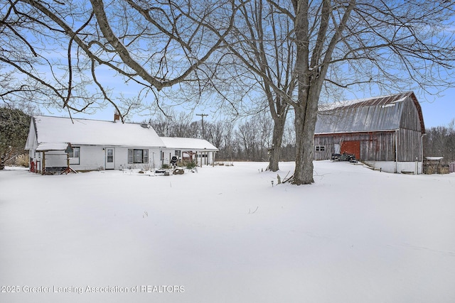 view of yard layered in snow