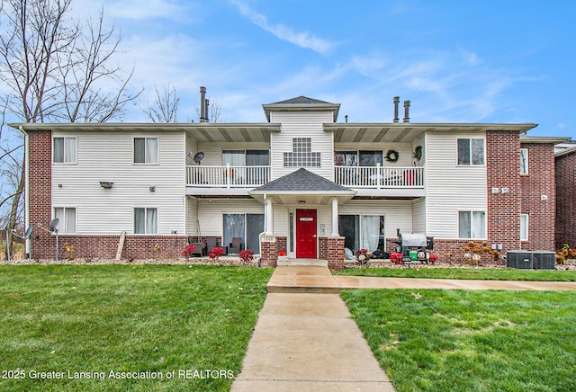 view of front facade with a front yard