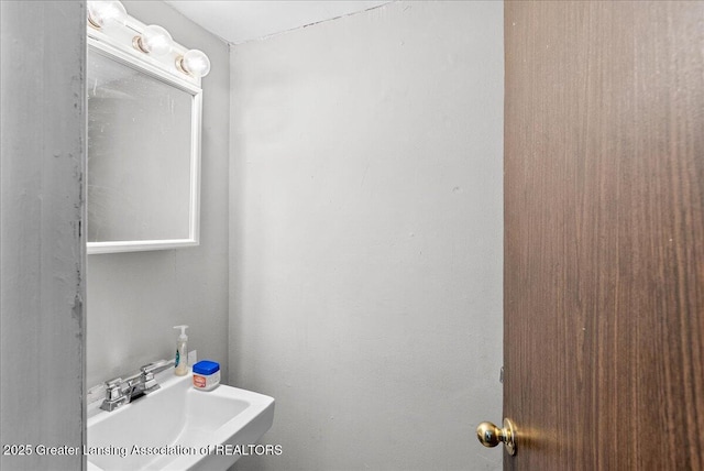 bathroom featuring a sink