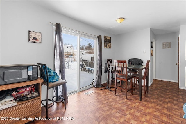 dining space with visible vents and baseboards