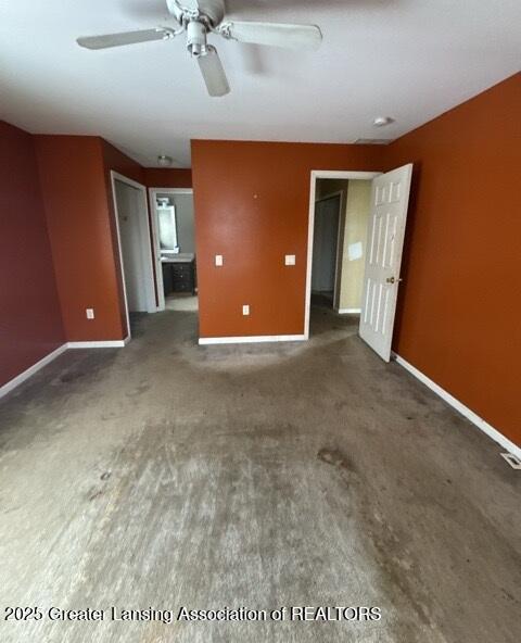 unfurnished bedroom featuring a ceiling fan and baseboards