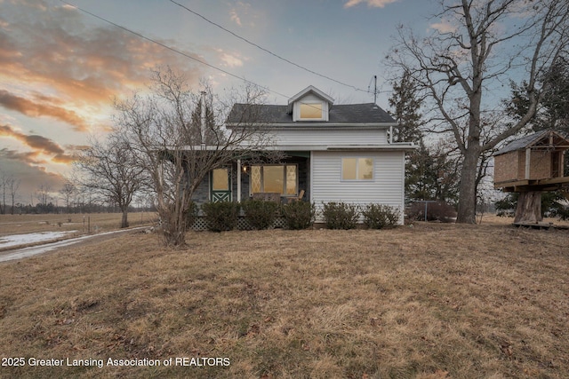 view of front of home featuring a front lawn