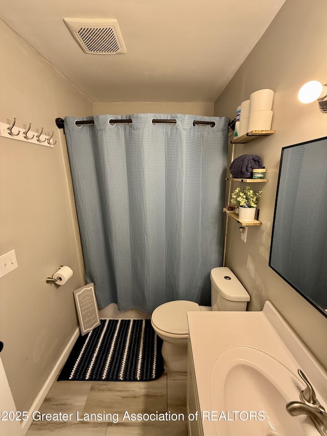 full bath with toilet, vanity, visible vents, and a shower with curtain