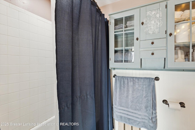 bathroom featuring shower / bath combo