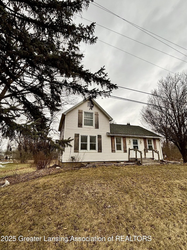 traditional-style house featuring a front yard