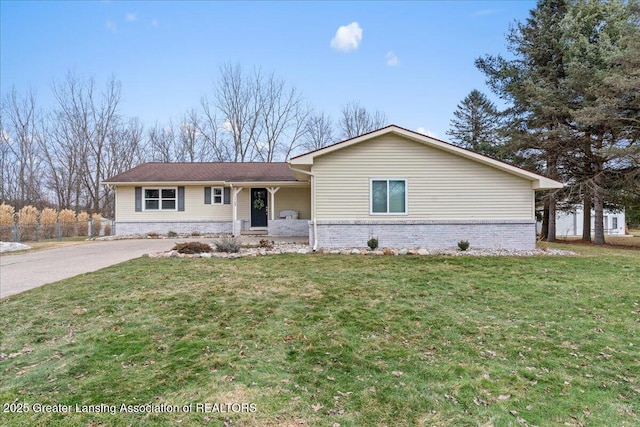 single story home featuring brick siding and a front lawn