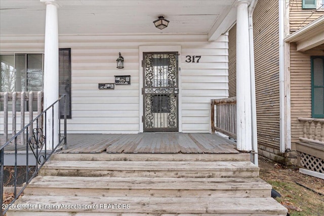 property entrance featuring a porch