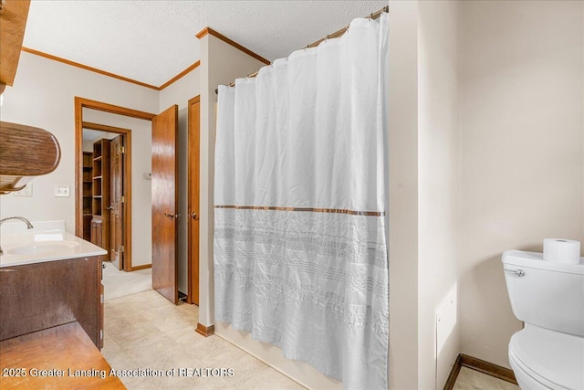 bathroom featuring a textured ceiling, toilet, baseboards, ornamental molding, and a shower with curtain