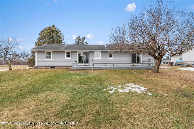 view of front of property featuring a front lawn