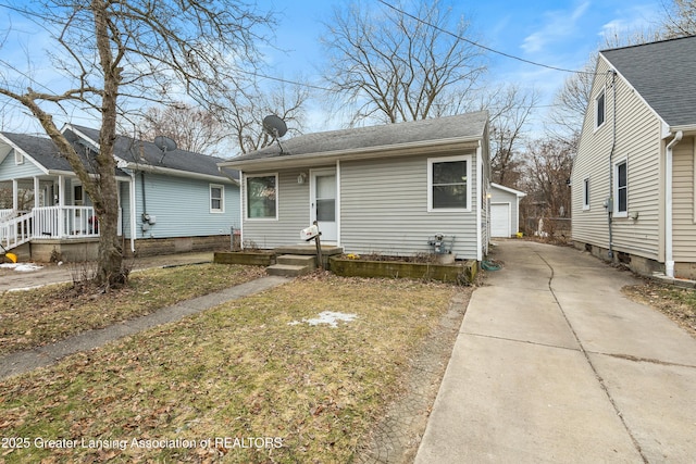 view of front of home featuring an outbuilding and a detached garage