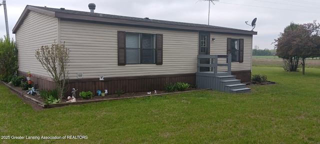11173 W Bennett Rd, Sumner, MI 48889 - rear view of property with a yard