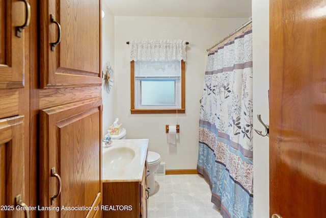 full bath with baseboards, visible vents, toilet, curtained shower, and vanity