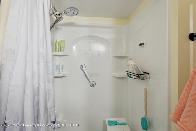 bathroom featuring a shower with shower curtain