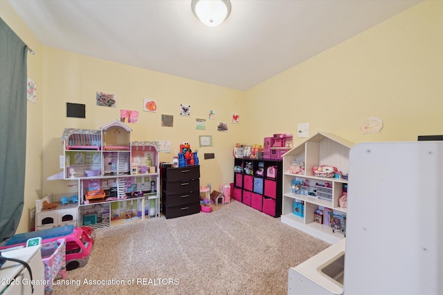 recreation room featuring carpet