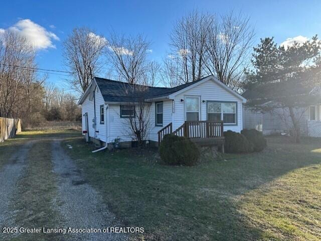 view of front of house with driveway and a front lawn