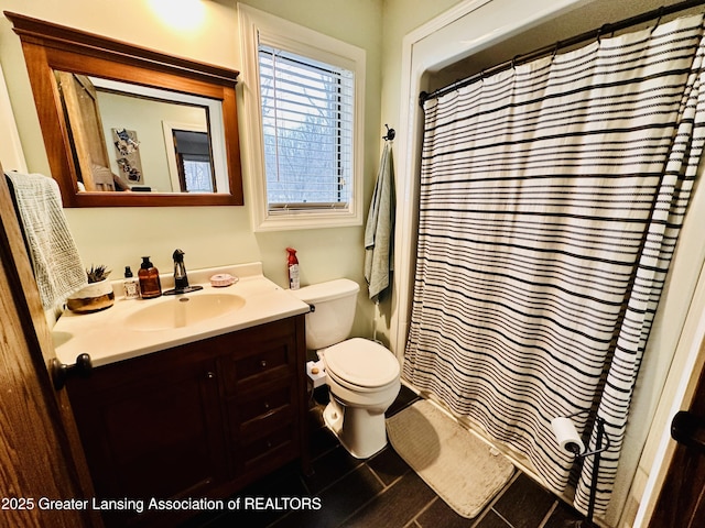 full bath with toilet, a shower with shower curtain, and vanity