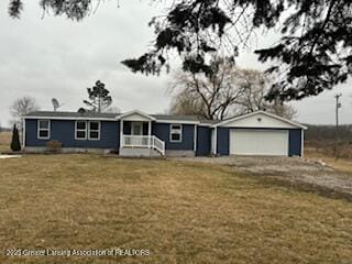 view of front of house with driveway and a front lawn