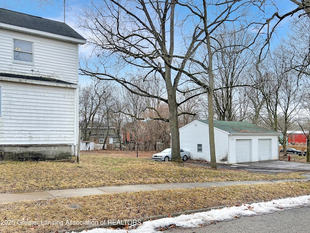 view of yard featuring an outdoor structure and a detached garage