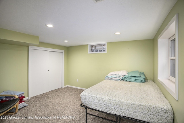 carpeted bedroom featuring visible vents, baseboards, a closet, and recessed lighting